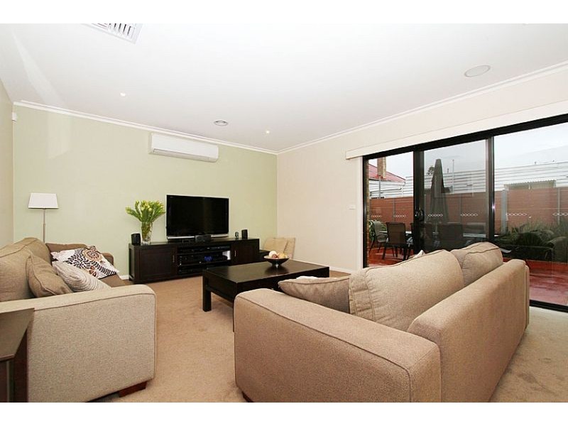 2/12 Cooper Street, Essendon VIC 3040