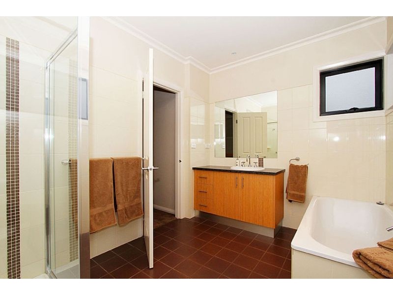 2/12 Cooper Street, Essendon VIC 3040