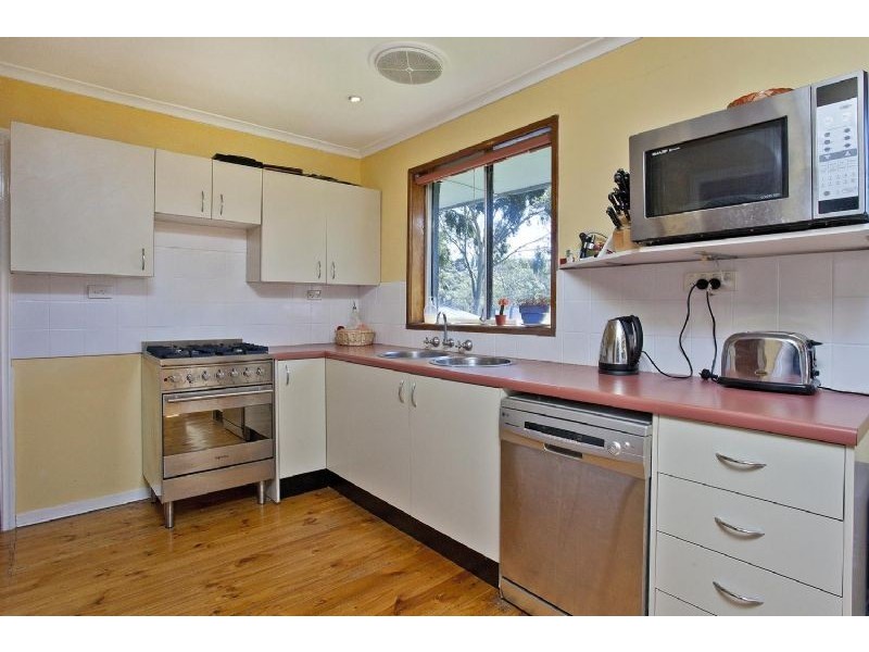 4 DeHavilland Ave, Strathmore Heights VIC 3041