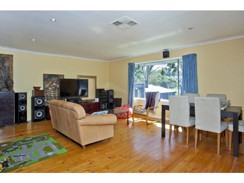 4 DeHavilland Ave, Strathmore Heights VIC 3041