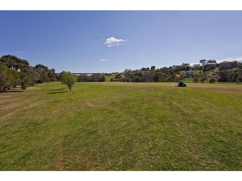 4 DeHavilland Ave, Strathmore Heights VIC 3041