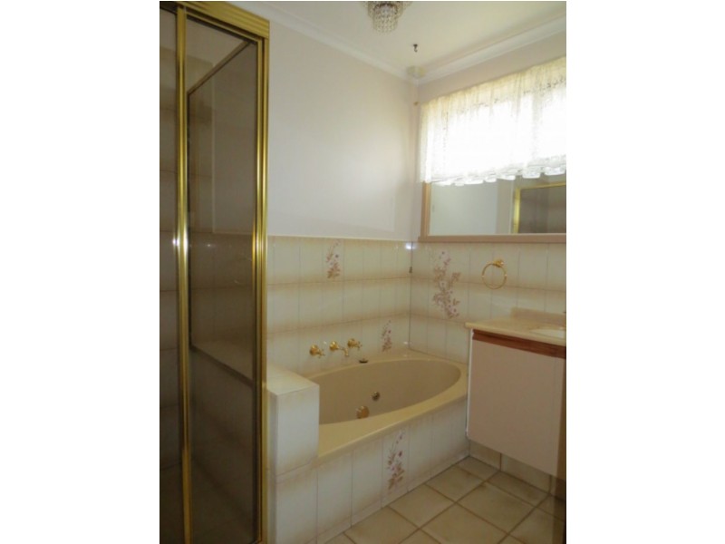 8 Athena Close, Tullamarine VIC 3043