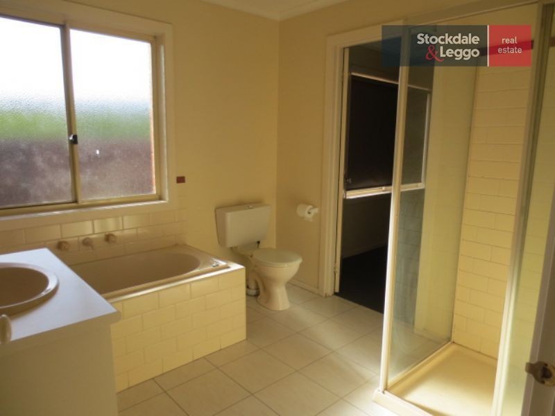 2/42 Collier Court, Strathmore Heights VIC 3041