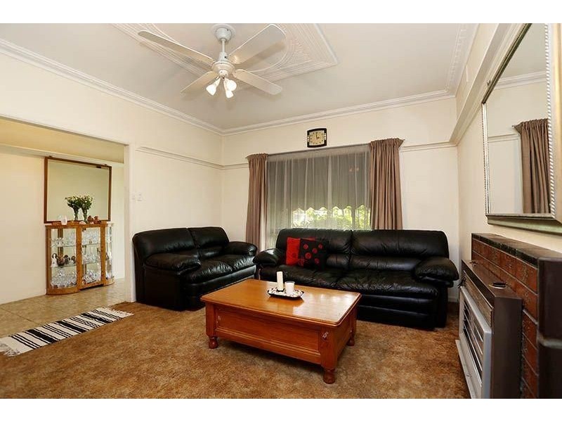 27 Melbourne Avenue, Glenroy VIC 3046