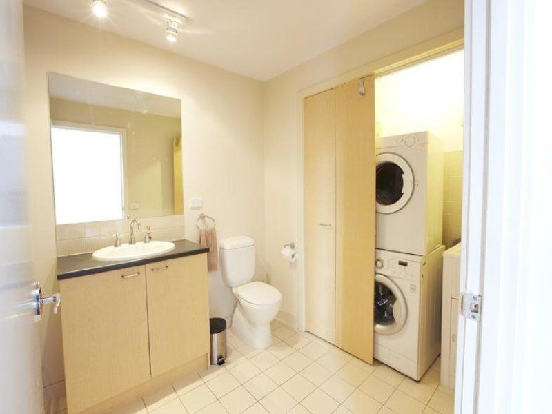 32/1 Gatehouse Drive, Kensington VIC 3031