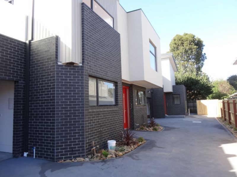 2/28 Bulla Road, Strathmore VIC 3041