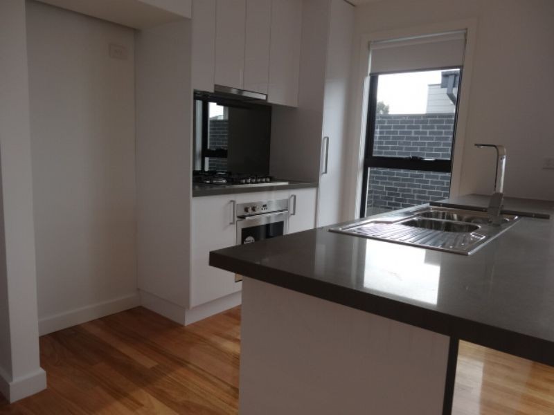 2/28 Bulla Road, Strathmore VIC 3041