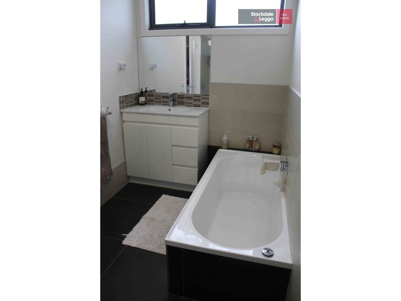 27 Navy Close, Maribyrnong VIC 3032