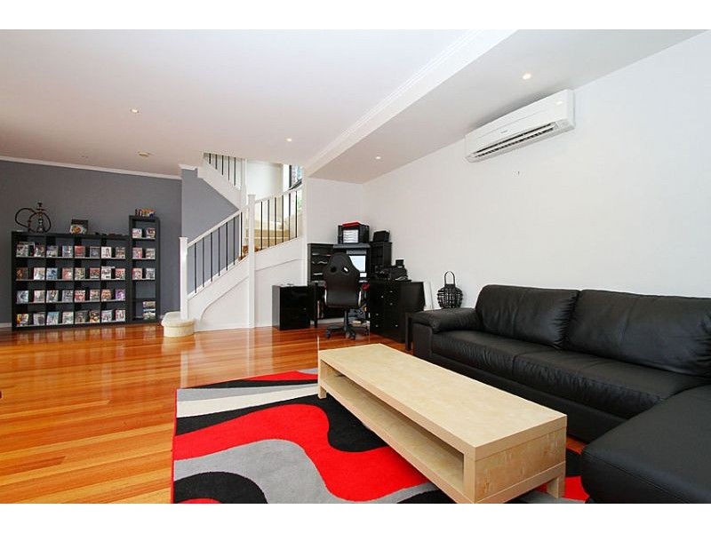 27 Navy Close, Maribyrnong VIC 3032