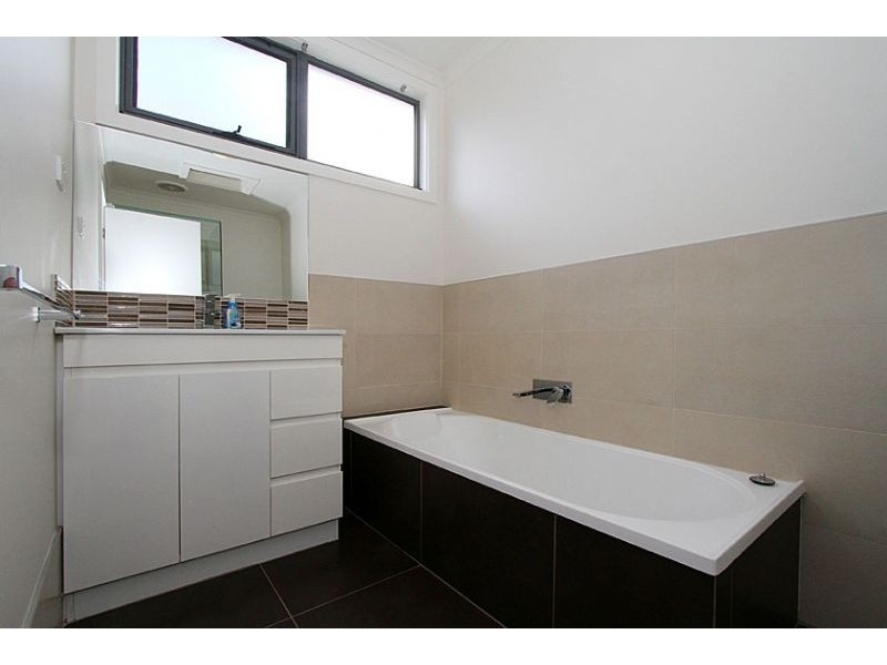 27 Navy Close, Maribyrnong VIC 3032