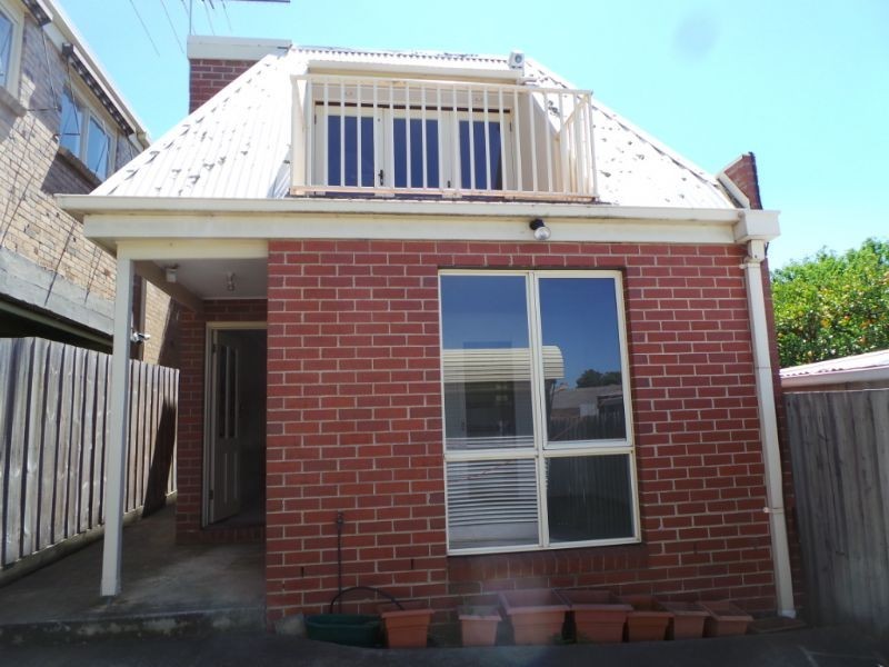 Rear/23 Woodland Street, Strathmore VIC 3041