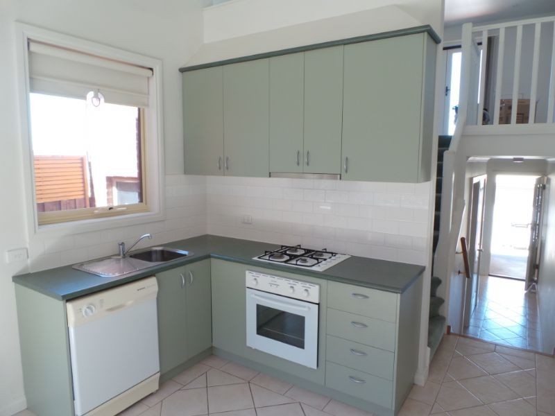 Rear/23 Woodland Street, Strathmore VIC 3041