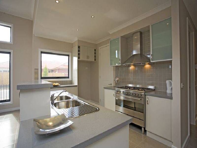 17 Kirribilli Boulevard, Taylors Hill VIC 3037