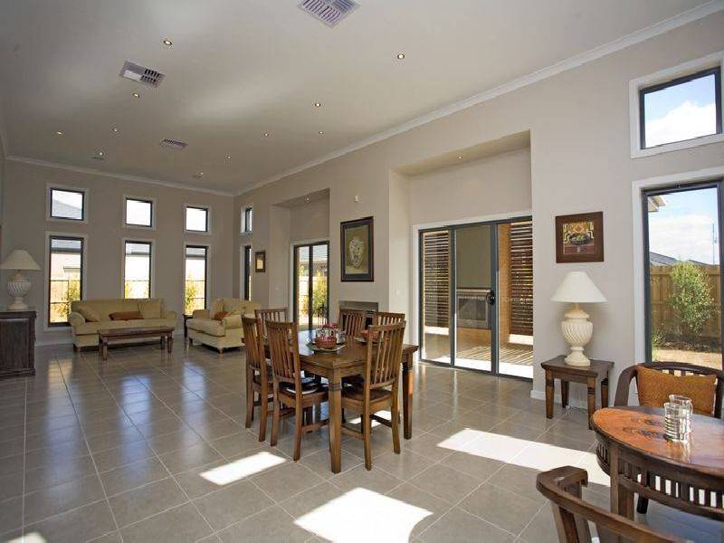 17 Kirribilli Boulevard, Taylors Hill VIC 3037