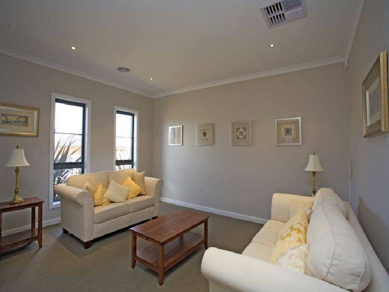 17 Kirribilli Boulevard, Taylors Hill VIC 3037