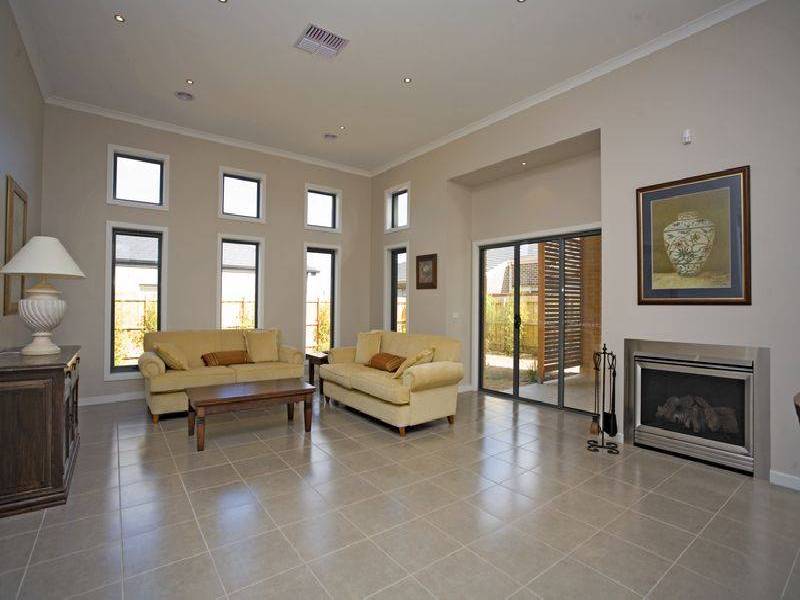 17 Kirribilli Boulevard, Taylors Hill VIC 3037