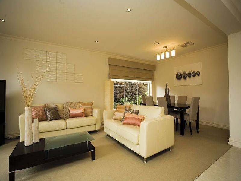 2 Caves Lane, Caroline Springs VIC 3023