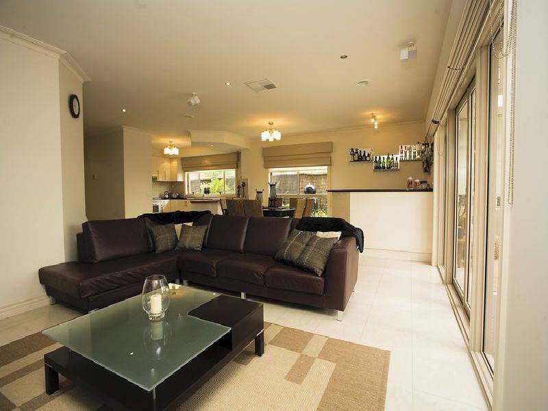 2 Caves Lane, Caroline Springs VIC 3023