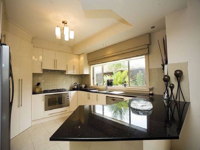 2 Caves Lane, Caroline Springs VIC 3023