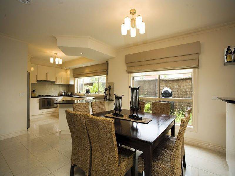 2 Caves Lane, Caroline Springs VIC 3023