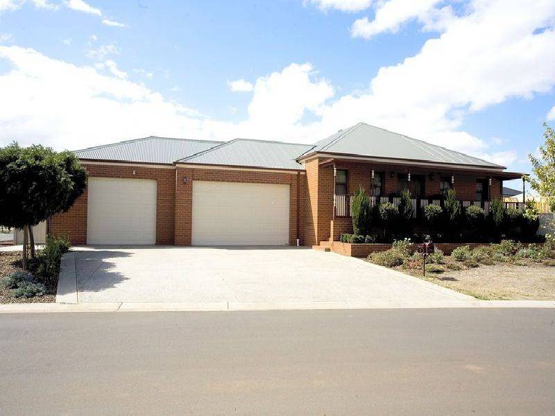 1 Barlow Close, Caroline Springs VIC 3023