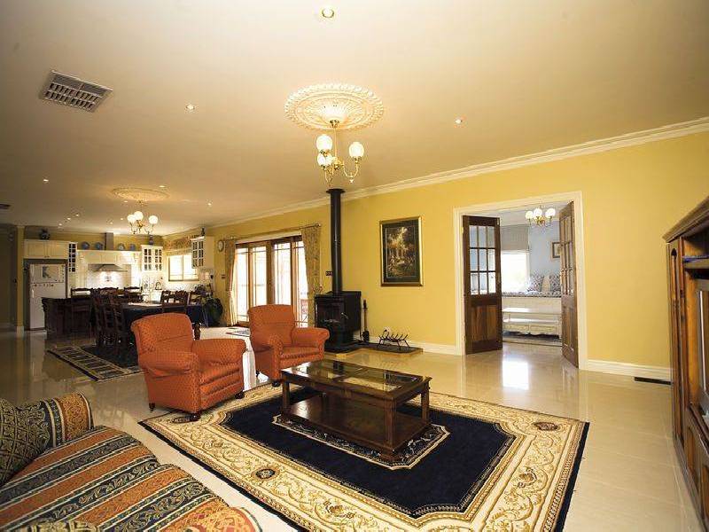 1 Barlow Close, Caroline Springs VIC 3023