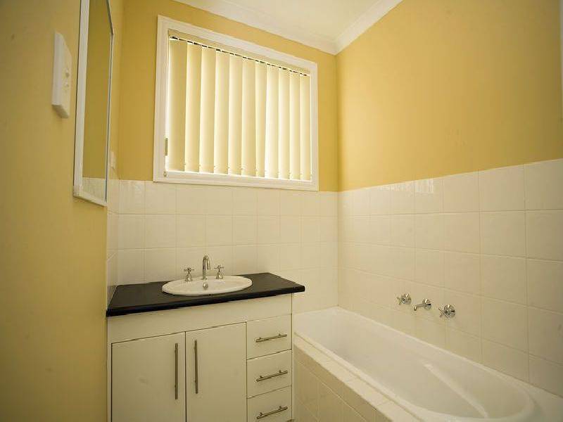8 Clifton Lane, Caroline Springs VIC 3023