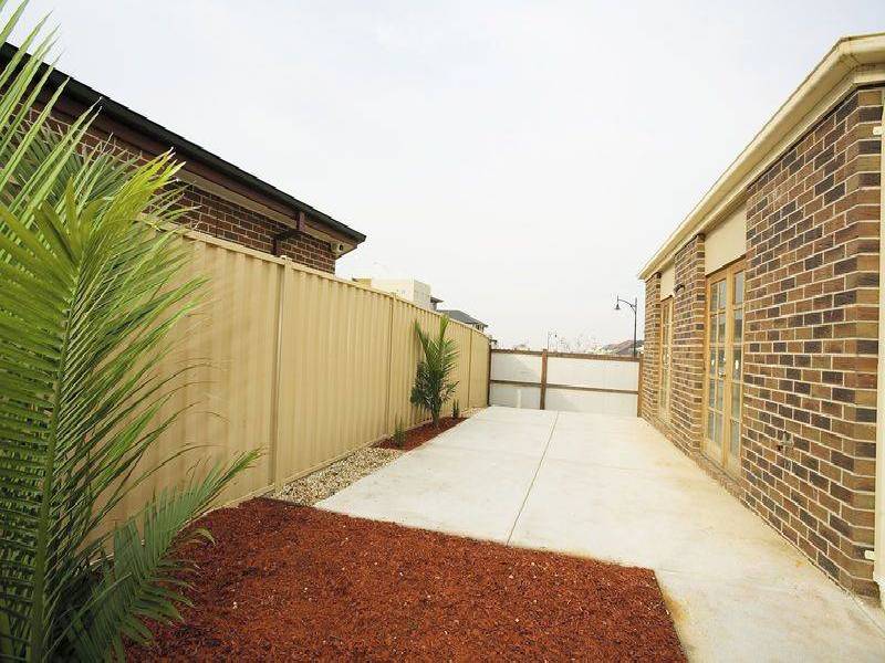 8 Clifton Lane, Caroline Springs VIC 3023