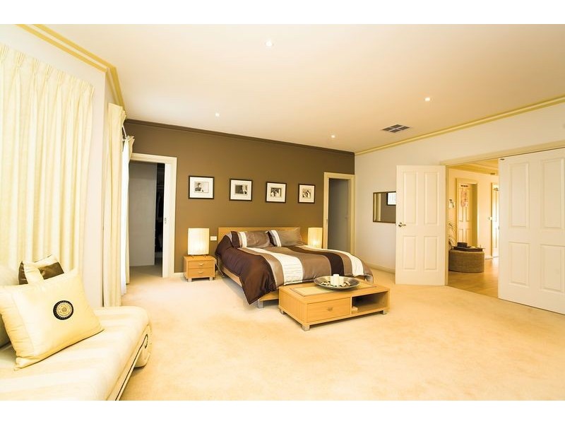 2 King Circuit, Caroline Springs VIC 3023