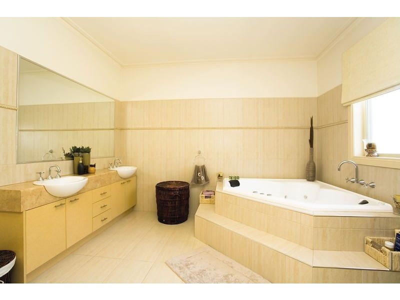 2 King Circuit, Caroline Springs VIC 3023