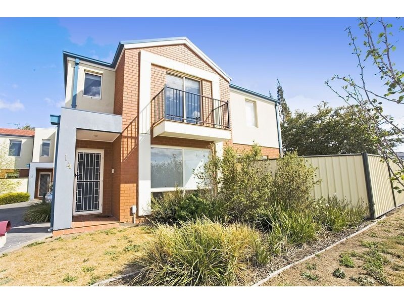 1/4 Landers Court, Caroline Springs VIC 3023