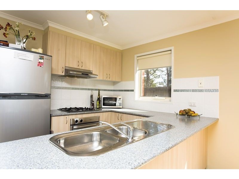 1/4 Landers Court, Caroline Springs VIC 3023