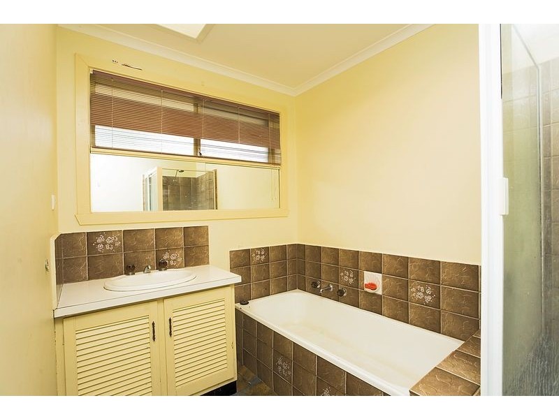 18 Tarlee Drive, Deer Park VIC 3023