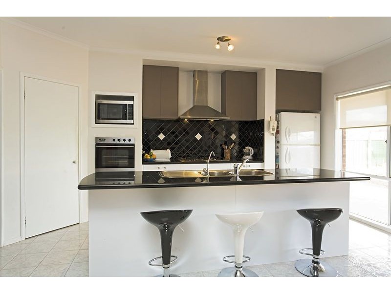 10 Mockridge Avenue, Burnside VIC 3023