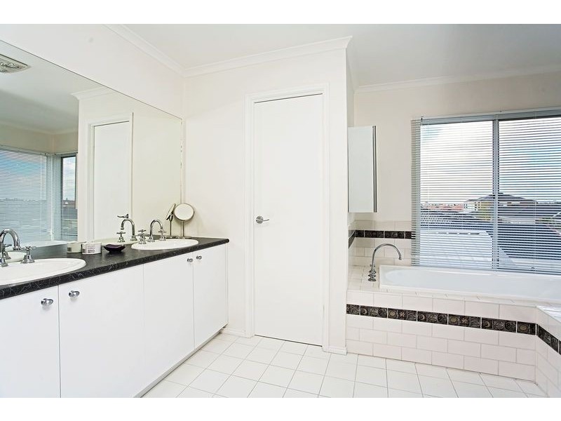 10 Mockridge Avenue, Burnside VIC 3023