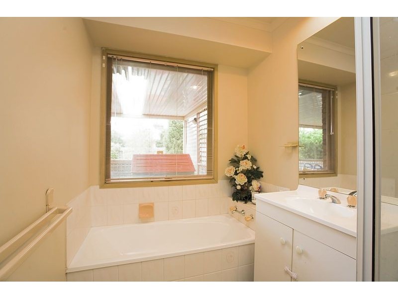 16 Cecil Court, Sydenham VIC 3037