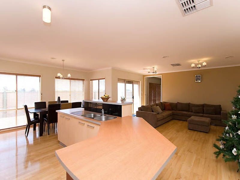 16  Jonesfield Corner , Cairnlea VIC 3023