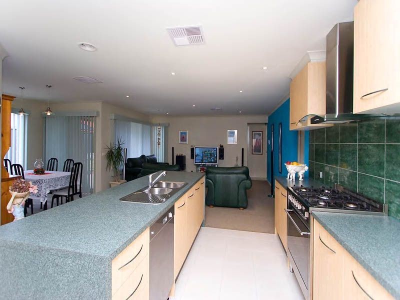 8 Pendragon Crescent, Derrimut VIC 3030