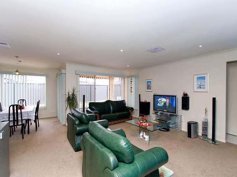 8 Pendragon Crescent, Derrimut VIC 3030