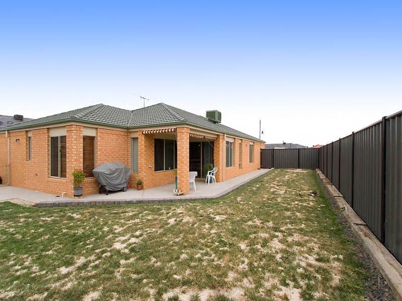 8 Pendragon Crescent, Derrimut VIC 3030
