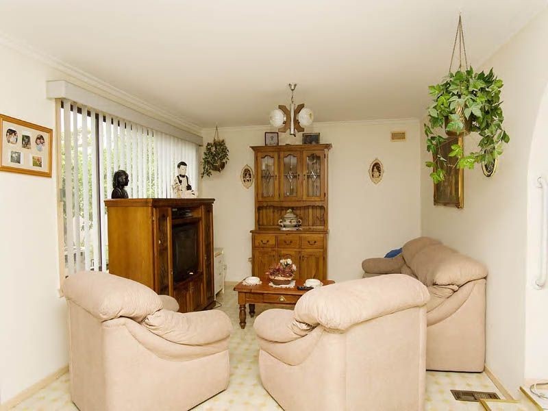 2 Ravenslea Crescent, Deer Park VIC 3023