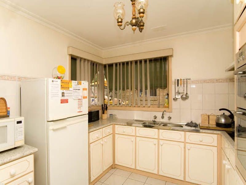 2 Ravenslea Crescent, Deer Park VIC 3023