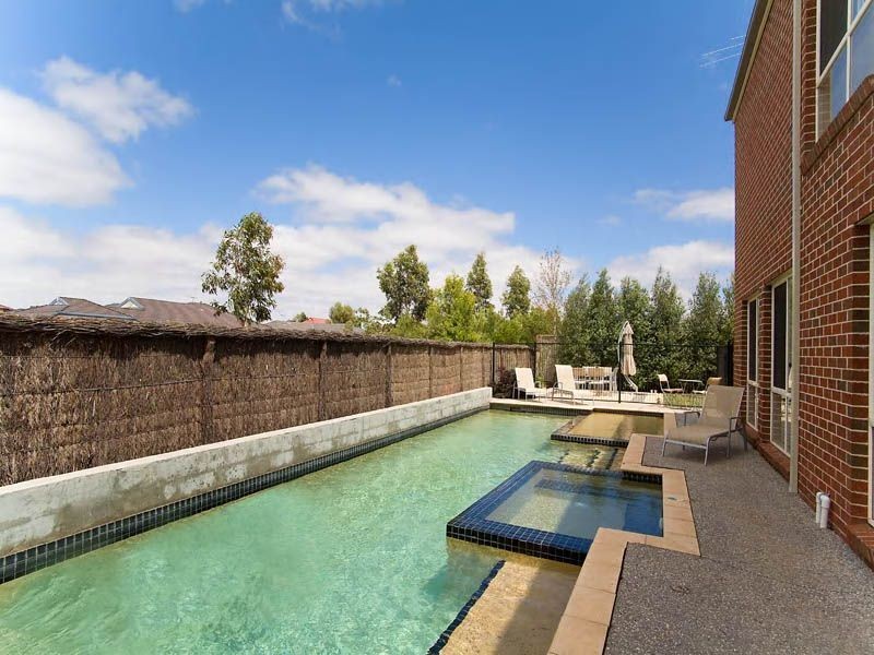 16 Herrington Turn, Caroline Springs VIC 3023