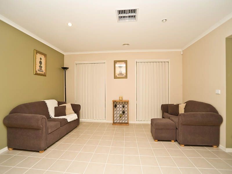 8 Charlesworth Crescent, Burnside VIC 3023