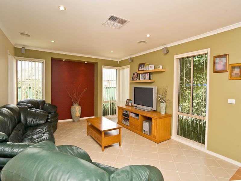 8 Charlesworth Crescent, Burnside VIC 3023