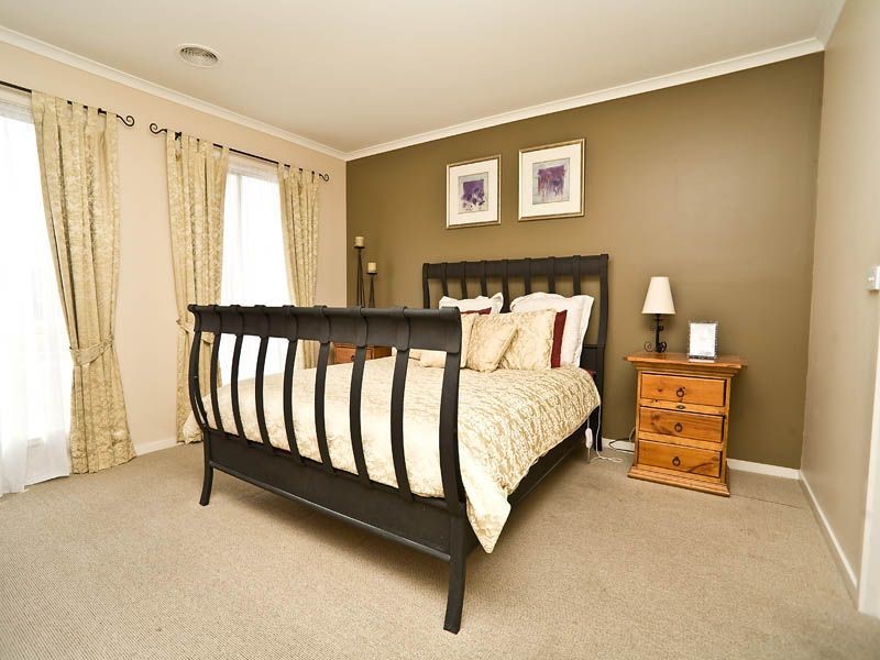 8 Charlesworth Crescent, Burnside VIC 3023