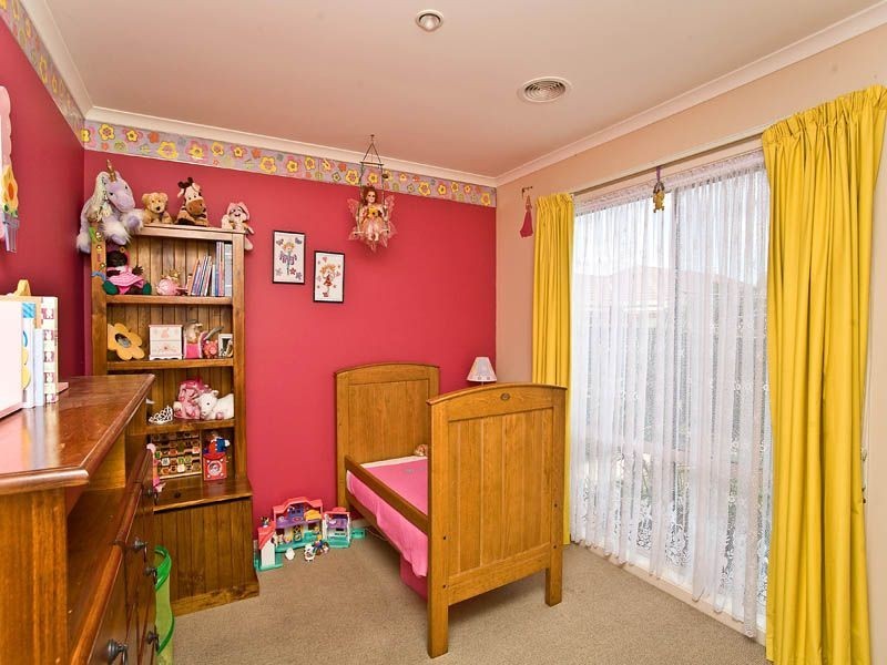 8 Charlesworth Crescent, Burnside VIC 3023