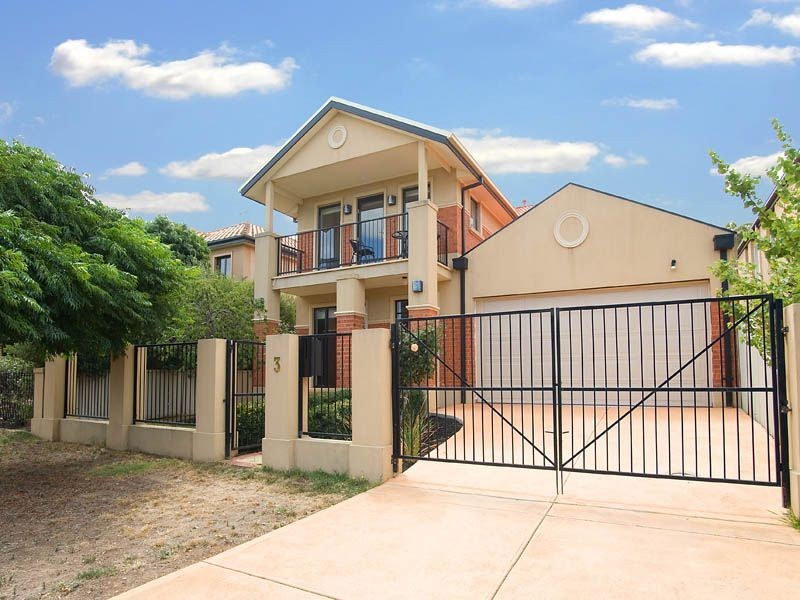 3 Lakeway Close, Caroline Springs VIC 3023