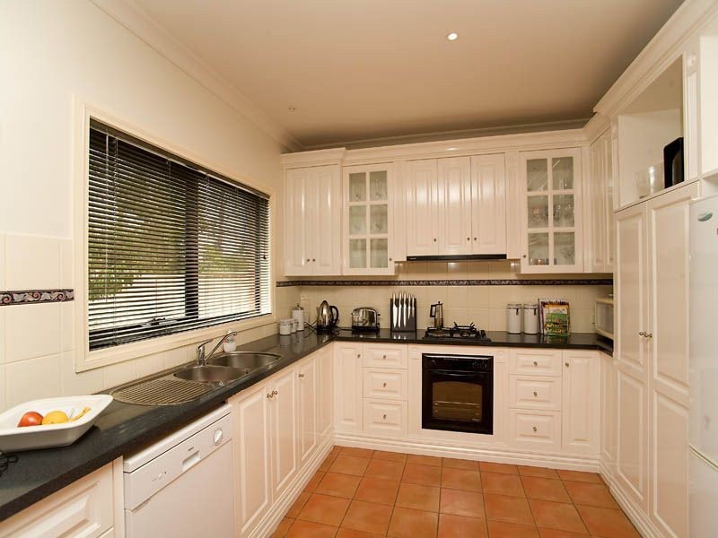 3 Lakeway Close, Caroline Springs VIC 3023