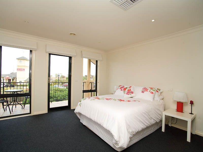 3 Lakeway Close, Caroline Springs VIC 3023